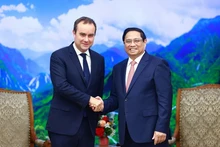 Le Premier ministre Pham Minh Chinh (droite) et le ministre français des Armées Sébastien Lecornu. Photo : VNA.