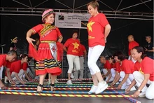 La performance de danse « sạp » (danse au boubou) lors de la Fête d’été en Allemagne. Photo : VNA.