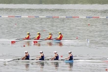 Les quatre rameuses vietnamiennes (en rouge et or) en pleine compétition, à Hangzhou, en Chine. Photo: VNA