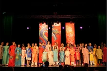 Chœur franco-vietnamien interprète la chanson "Trống Cơm". Photo : Dào Hoàng, Nguyên Anh/Journal Nhân Dân.