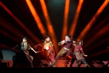 Une performance d'artistes internationaux lors du 1er Festival international des arts du spectacle à Phan Thiêt, province de Binh Thuân. Photo : Minh Khang Media/NDEL.