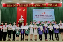 La cérémonie de remise des bourses d'études pour les élèves de la province de Quang Tri. Photo : thoidai.com.vn