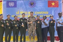 Le Commandant adjoint de la police de la MINUSS, Murat Isik, prend une photo avec les officiers de police vietnamiens et d'autres délégués. Photo : VNA.