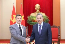 Le Secrétaire général du Parti communiste vietnamien, Tô Lâm (à droite) et l'Ambassadeur d'Australie au Vietnam. Photo : VOV.