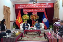 Le président du Comité populaire municipal Phan Van Mai et la consule générale du Laos à Hô Chi Minh-Ville, Phimpha Keomixay. Photo : VNA.
