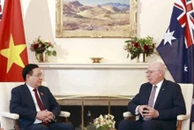 Le Président de l'Assemblée nationale Vuong Dinh Huê (à gauche) et le gouverneur général d'Australie, David Hurley. Photo : VNA.