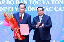 Le nouveau ministre des Affaires ethniques et religieuses Dao Ngoc Dung (à gauche). Photo : VNA.