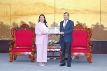 Le président du Comité populaire de la ville de Dà Nang, Lê Trung Chinh (à droite) et la maire d’Oakland, Seng Thao (à gauche). Photo: baodautu.vn