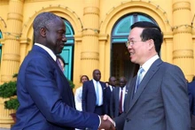 Le Président vietnamien, Vo Van Thuong, (à droit) et le Président de l'Assemblée nationale ivoirienne, Adama Bictogo. Photo : VNA.