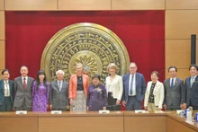 Mme Nguyen Thuy Anh (au centre), vice-présidente de la Commission centrale des politiques et stratégies, présidente du Groupe parlementaire d’amitié Vietnam – France, reçoit la délégation du Groupe d’amitié France – Vietnam du Parlement français. Photo : daibieunhandan.