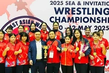 Les membres de l’équipe nationale de lutte du Vietnam posent avec la coupe du vainqueur par équipes. Photo : NDEL.