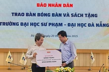 M. Ta Quang Dung remet une table de tennis de table aux normes officielles à l’Université de Pédagogie de l’Université de Da Nang. Photo : NDEL.