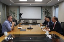 La délégation du ministère de l'Industrie et du Commerce du Vietnam travaille avec des représentants d'Airlink Airlines, Afrique du Sud. Photo : VNA