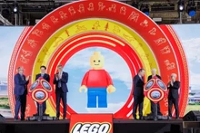 Le vice-Premier ministre Mai Van Chinh et des dirigeants de la province de Binh Duong et de représentants du groupe LEGO, participent à la cérémonie d’inauguration. Photo: NDEL