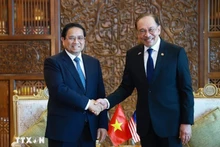 Le Premier ministre vietnamien Pham Minh Chinh (à gauche) rencontre son homologue malaisien Anwar Ibrahim en Malaisie. Photo : VNA.