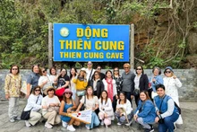 Des touristes thaïlandais visitent la baie d'Ha Long. Photo: Son Thuy/VOV