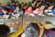 Des repas scolaires nourrissants pour un avenir plus radieux des élèves de Muong Tè. Photo: NDEL