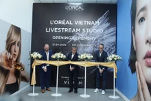 Le conseil d’administration de L’Oréal a coupé le ruban pour inaugurer le studio de livestream le plus moderne du Vietnam, ouvrant une nouvelle ère pour les achats en ligne dans l’industrie de la beauté. Photo : vnbusiness.