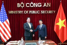 Le ministre Luong Tam Quang et l’ambassadeur Marc Knapper. Photo : CAND.