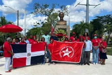 Des membres du Mouvement de la gauche unie de la République dominicaine rendent hommage au Président Hô Chi Minh à son Mémorial dans la ville de Santo Domingo Este, province de Santo Domingo. Photo : VNA.