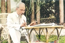 Vivant dans la paix et l'indépendance, profitant des fruits de la révolution, nous sommes infiniment reconnaissants envers les mérites immenses du Président Hô Chi Minh. Photo d'archive.