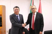 Pedro Vazquez Gonzalez, président de la Commission des affaires étrangères de la Chambre des députés du Mexique et Nguyen Van Hai (gauche), ambassadeur du Vietnam au Mexique. Photo : VNA.