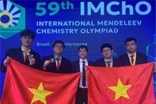 Les quatre élèves vietnamiens médaillés à la 59e Olympiade internationale de chimie Mendeleïev.
