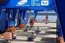 Un camion tracteur transportant des marchandises import-export en activité au port international de Gemalink. (Photo d'illustration : VNA)