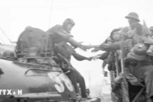 L'infanterie et les chars de l'armée de libération entrent dans Dà Nang pour sa libération (29 mars 1975). Photo: Hoàng Giang/VNA.