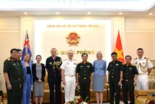 Le général d’armée Nguyễn Tân Cương, l’amiral David Lance Johnston et les délégués lors de la rencontre. Photo: QĐND