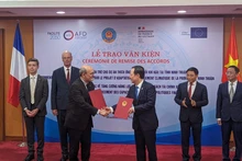 Lors de la cérémonie de remise des accords. Photo : Ambassade de France au Vietnam.