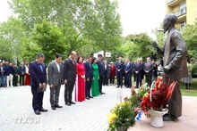 Cérémonie de dépôt de gerbes de fleurs au pied de la statue du Président Hô Chi Minh dans la ville de Zalaegerszeg. Photo : VNA.