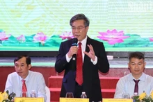 Le vice-président du Comité populaire de Dong Nai, Duong Minh Dung, répond aux opinions des entreprises d'IDE lors du dialogue. Photo : NDEL.