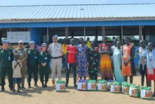 Des agents de l'Unité de maintien de la paix n°4 de la police vietnamienne offrent des cadeaux aux habitants d'un camp temporaire au Soudan du Sud. Photo : VNFPU1.