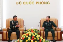 Le général d’armée Nguyen Tan Cuong (droite) et le lieutenant-général Roy Mabagos Galido. Photo : baobienphong. 