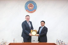Le ministre vietnamien des Finances, Nguyen Van Thang (à droite), et son homologue tchèque Zbyněk Stanjura. Photo : baodautu.