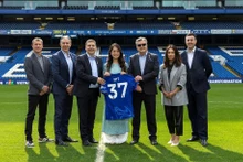 Des représentants du Chelsea FC et du FPT au stade de Stamford Bridge lors de l'événement d'annonce de coopération. Photo : FPT.