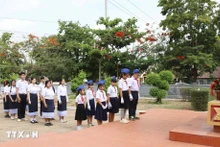 Des élèves de l’École d’amitié Laos-Vietnam de Savannakhet déposent des fleurs au site historique dédié au président Ho Chi Minh. Photo : BQT.