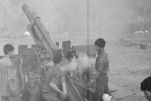 L’artillerie de l'Armée de libération tire sur l'aéroport de Bien Hoa (au Sud du Vietnam). Photo d’archives : VNA.