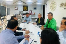 Le vice-président Jorge Marquez (en blouson vert) lors de la rencontre avec la délégation vietnamienne. Photo : NDEL.
