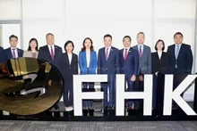 Madame Nguyen Minh Hang (au centre) a eu une rencontre de travail avec le président de la Fédération des industries de Hong Kong (FHKI). Photo : baoquocte.