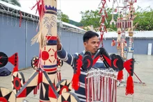 L'art de la décoration de la perche rituelle (cây Nêu en vietnamien) unique des Co représente l'art populaire de la région de Truong Son et du vaste Tay Nguyen. Photo : baodantoc. 