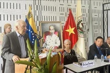 Le Dr Carolus Wimmer s'exprime lors d'un séminaire sur la vie et la carrière du Président Ho Chi Minh et la révolution vietnamienne organisé par l'ambassade du Vietnam au Venezuela en coordination avec la CAVV à l'occasion du 94e anniversaire de la fondation du Parti communiste du Vietnam (3 février 1930 - 3 février 2024. Photo : Ambassade du Vietnam au Venezuela.