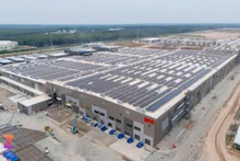 Avec l’installation de 12 400 panneaux solaires sur toiture, l’usine de LEGO devrait fonctionner à 100 % à l’énergie renouvelable d’ici début 2026. Photo : zingnews.