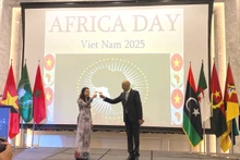 La vice-ministre vietnamienne des Affaires étrangères, Nguyen Minh Hang, et l'ambassadeur du Maroc au Vietnam, Jamale Chouaibi, président du Groupe des ambassadeurs africains au Vietnam, lors de l'évènement. Photo : XD.