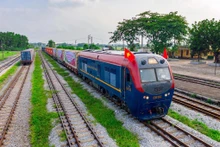 Auparavant, le transport de marchandises vers le Vietnam prenait plus de 40 heures, désormais, il ne faut plus que 14 heures, ce qui facilite grandement les échanges commerciaux. Photo : TNO. 