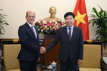 Le vice-ministre vietnamien Nguyen Manh Cuong (à droite) a souhaité la bienvenue à Rogelio Sierra Diaz à l’occasion de sa visite au Vietnam. Photo : baoquocte.