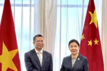 L’ambassadeur du Vietnam en Chine, Pham Thanh Binh, est allé saluer le 19 mars la ministre chinoise de la Justice, He Rong, à l'occasion du début de son mandat en Chine. Photo : VNA
