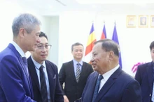 L'ambassadeur du Vietnam Nguyen Minh Vu (gauche) et Samdech Heng Samrin, président honoraire du Parti du peuple cambodgien et président honoraire du Conseil consultatif suprême du roi du Cambodge. Photo : VNA.