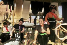 La Fête des fleurs de bauhinie 2025 ouvre une porte magique, emmenant les visiteurs dans un espace culturel coloré des minorités ethniques. Photo : baocongthuong.